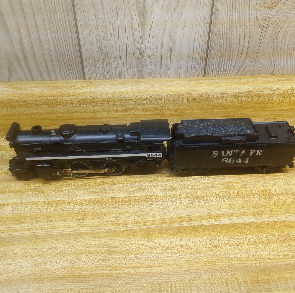 Lionel Train Santa Fe 8644 Engine and Tender Car O-Gauge